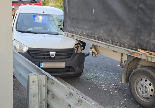 Poważny wypadek na moście. Kierowcę Dacii zaskoczyło, że auta hamują przed przejściem