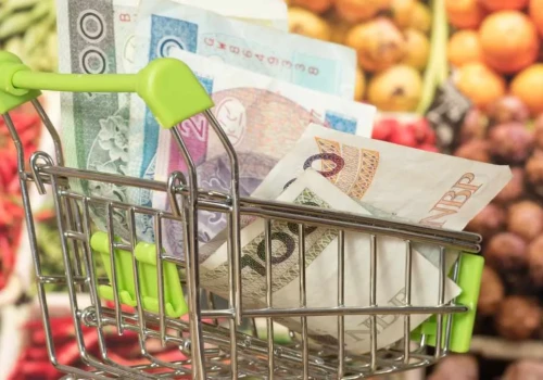 Domowe budżety łapią oddech, zakupy w końcu staniały