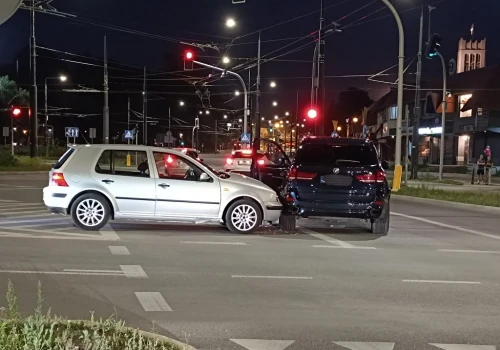 Zjeżdżał z ronda, nie zauważył czerwonego światła. Doprowadził do zderzenia z BMW