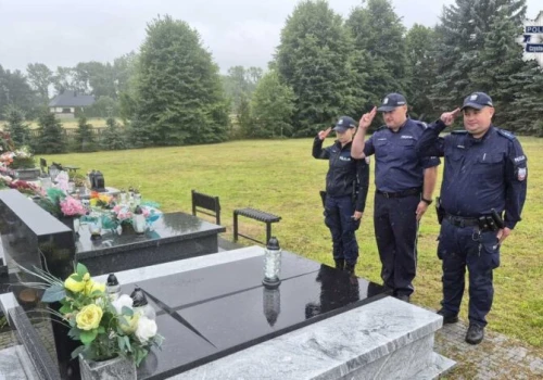 Policjanci z Komisariatu Policji w Kłomnicach uczcili pamięć zmarłego kolegi