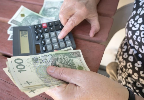 Szczegół z życia prywatnego decyduje o wypłacie renty wdowiej. Seniorzy powinni to wiedzieć