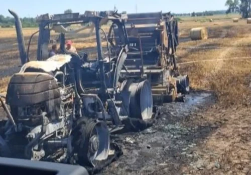 Spłonął ciągnik, belownica i hektar rżyska. Pożar podczas prac polowych
