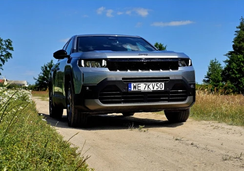 Test: Nowy Jeep Compass 1.2 e-Hybrid 145. „Fajna ta nowa Dacia” (zalety, wady, opinia)