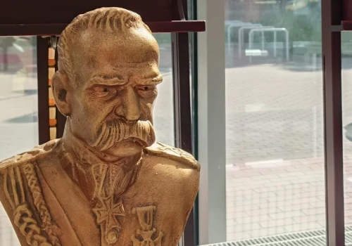 Pamiątki po Józefie Piłsudskim na wystawie w Chojnicach