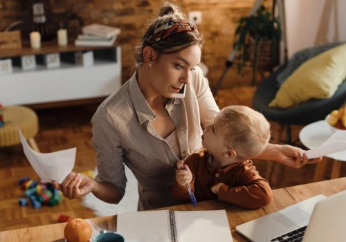 Wakacje dzieci, nadgodziny mam. Jak letni chaos wpływa na czas ekranowy i rodzicielski stres?