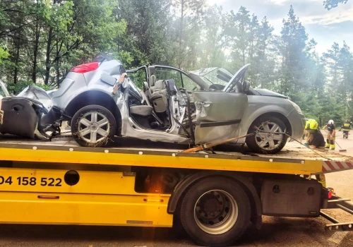 Auto roztrzaskane. W środku 5 osób i małe dziecko (ZDJĘCIA)