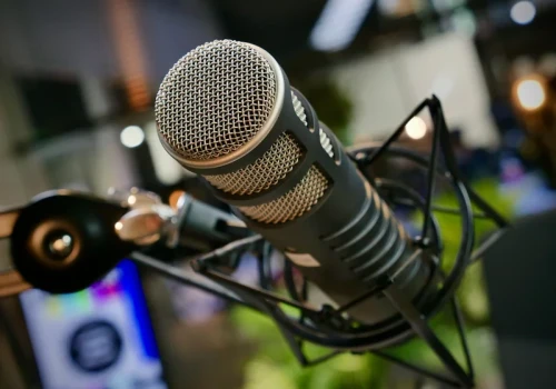 Ponad 80 milionów za... rozmowy. Forbes ujawnił króla światowych podcastów