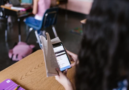 Szkoła zabrania telefonów? Cosmo rozwiązuje problem smartwatchem, ale nie byle jakim