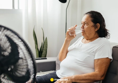 Seniorzy zagrożeni podczas upałów. Ekspert radzi: 