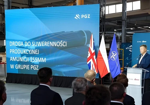 Polska idzie po suwerenność amunicyjną. PGZ podsumowuje pierwszy rok budowy trzech fabryk 155 mm