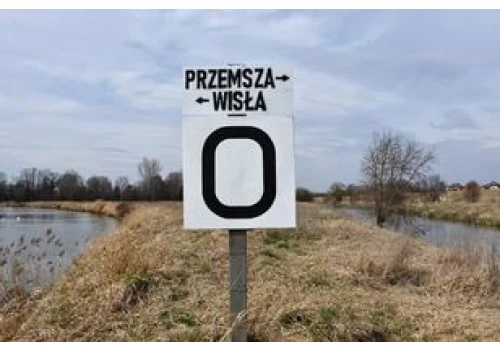 Niecodzienna wyprawa tratwą po Wiśle. Śmiałek popłynie spod Oświęcimia do Bałtyku. Rejs może trwać nawet miesiąc