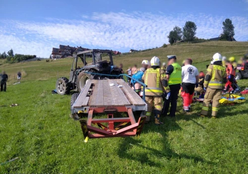 Tragedia podczas prac polowych. 57-latek zginął przygnieciony ciągnikiem rolniczym