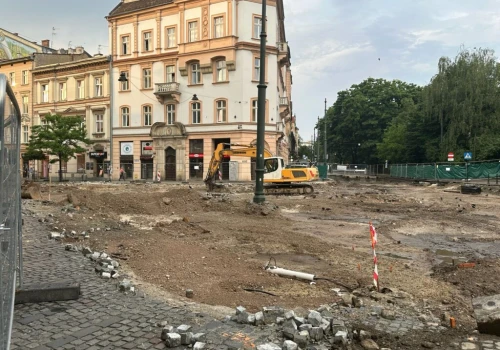 Średniowieczne pochówki odkryte podczas remontu Karmelickiej. Część prac wstrzymana