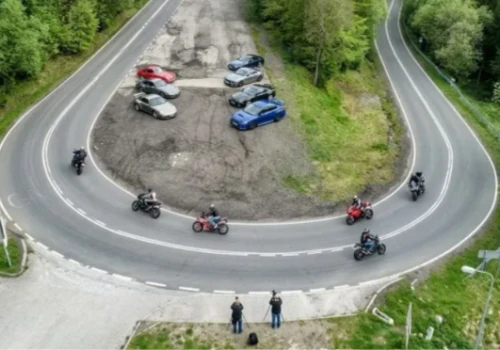 Ciężki wypadek motocyklisty w Szczyrku. 20-latek uderzył w barierę