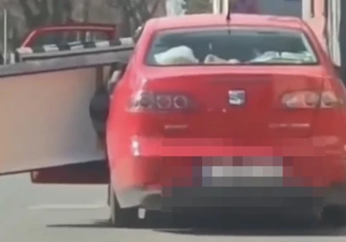 „Kreatywny” transport Seatem. Kanapa omal nie wypadła z auta