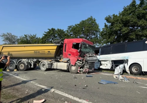 Poważny wypadek na DK8 przed Bardem Zderzenie osobówki, dwóch ciężarówek i autobusu