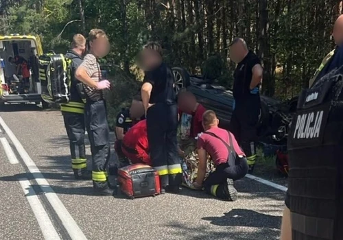 Wyprzedzanie zakończyło się dachowaniem. Trzy osoby poszkodowane w wypadku pod Olsztynkiem