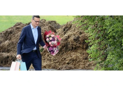 Nowy Morawiecki rozlicza starego Morawieckiego, żeby podejść pod kurnik Tuska