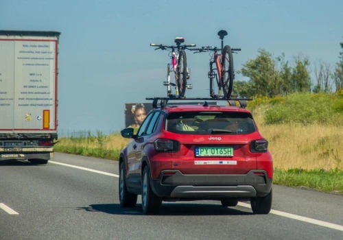 O ile spadnie zasięg samochodu elektrycznego, gdy na dachu masz rowery?