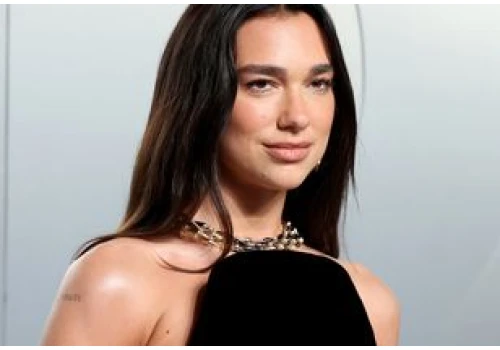 Do niedawna były obciachem. Teraz Dua Lipa pokazała takie paznokcie