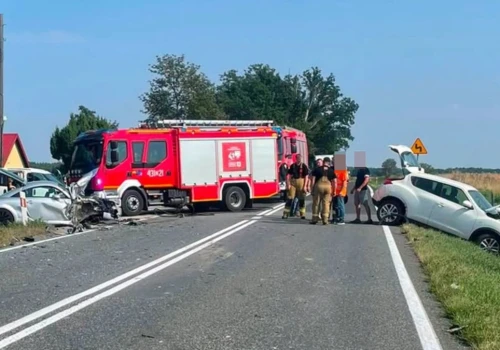 Wypadek w Kostowie. Zderzenie busa i dwóch aut osobowych