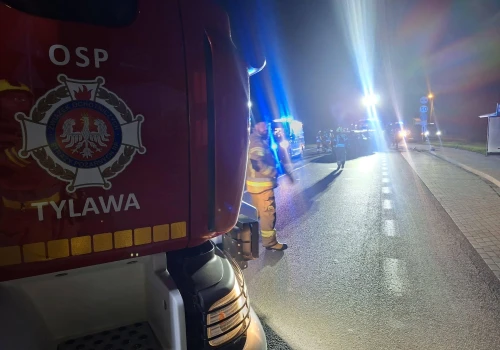Chwila słabości doprowadziła do zderzenia. Zablokowana trasa i poszkodowany kierowca