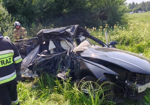 Kierowca Audi wjechał pod ciężarówkę. Poważny wypadek na Podkarpaciu, na miejsce wezwano śmigłowiec LPR