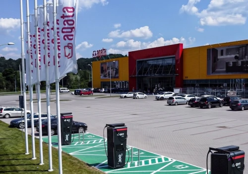 Stacje szybkiego ładowania pojazdów elektrycznych powstaną przy salonach meblowych