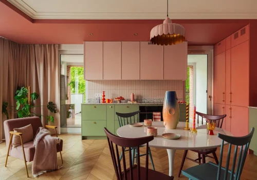 Większość z nas maluje sufit na biało. Architekci coraz częściej wybierają zupełnie inne rozwiązanie