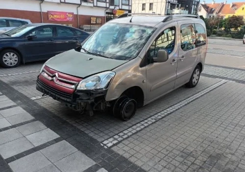Ukradli samochód, zniszczyli drogę i… usiedli w środku do śniadania. Trzej mężczyźni w rękach policji