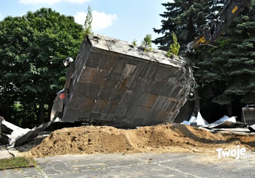 Pomnik w Pyrzycach runął po ponad 40 latach. Mieszkańcy do końca byli podzieleni (ZDJĘCIA)