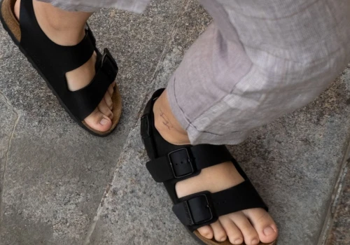 Minimalistyczne klapki to hit każdego lata. Te modele z Reserved i eobuwie kupisz teraz o wiele taniej