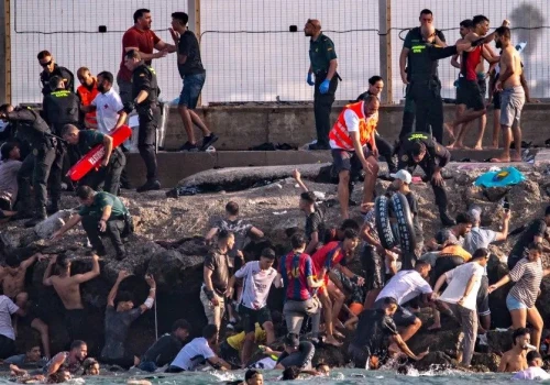 60 000 imigrantów wdarło się do Hiszpanii. Co najmniej 57 zginęło
