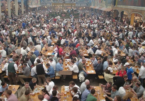 Monachium wprowadza kamery AI do monitorowania tłumu na Oktoberfeście 2026