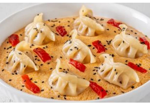 Azjatyckie pierożki zanurzone w aromatycznym sosie. Jeszcze lepsze niż z osiedlowego chińczyka