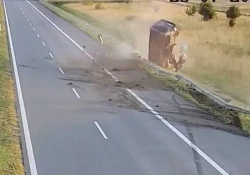 Wypadek busa na autostradzie A1. Tylko 3 kierowców z 67 zatrzymało się, by pomóc