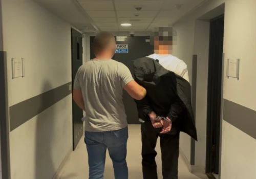Kolejny cios w internetowych oszustów. Mokotowscy policjanci zatrzymali „kuriera”- 27-latek tymczasowo aresztowany