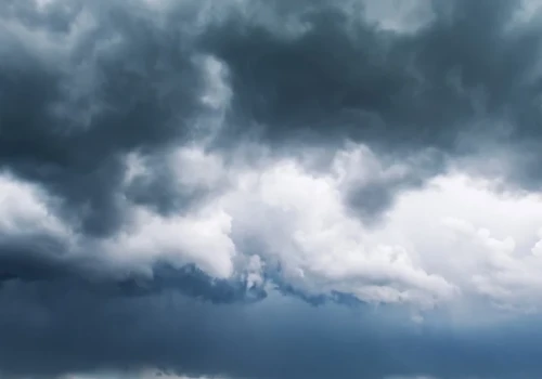 Groźne burze zmierzają nad region koniński. Wiatr może osiągnąć 100 km/h