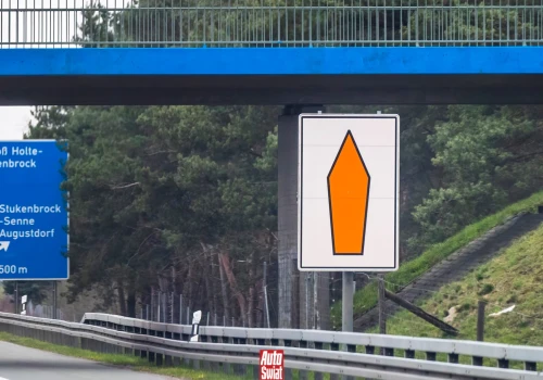 Pomarańczowa strzałka przy niemieckiej autostradzie. U nas takich nie ma