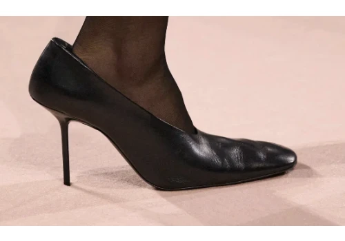 Victoria Beckham stawia na o 3 rozmiary za duże buty. Szokujący trend z Paryża i Mediolanu przejmuje jesień 2026