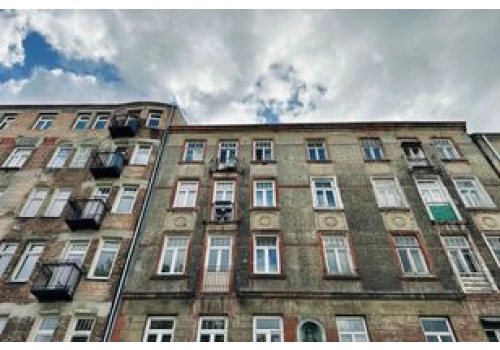 Kupił mieszkanie, nie może w nim zamieszkać. Co miesiąc płaci czynsz