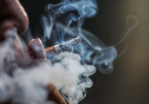 Palacze naśladując się wzajemnie, utrudniają zerwanie z nałogiem