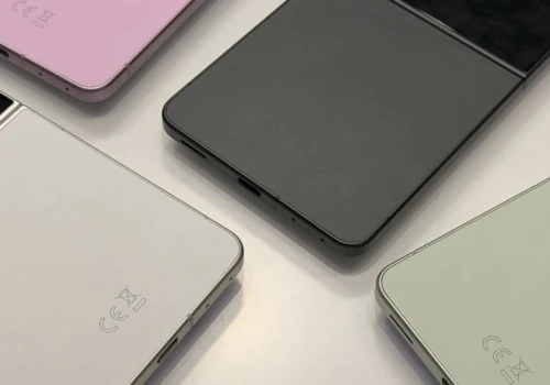 Pojedynek składaków: porównujemy możliwości Motoroli Razr 70 Ultra i nowego Galaxy Z Flip 8
