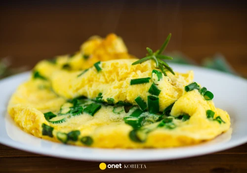 Zastosuj ten trik kucharzy. Omlet będzie puszysty jak chmurka