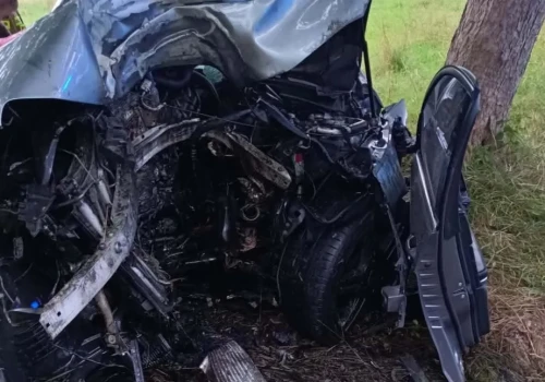 Koszmarny wypadek w Mysłowie. Auto uderzyło w drzewo.