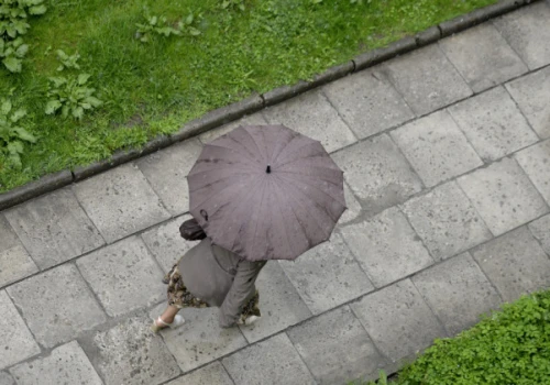Burze z gradem, silny wiatr i upał. Prawie cała Polska w ostrzeżeniach