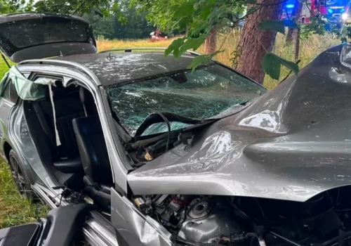 Samochód roztrzaskał się na drzewie. Dwie osoby uwięzione we wraku
