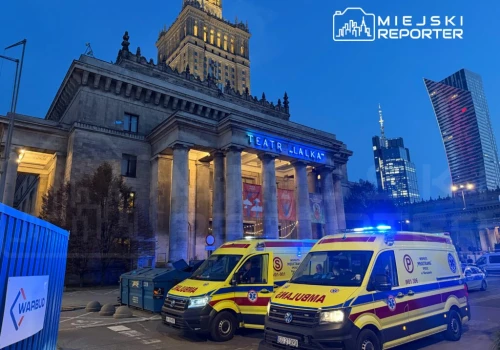 Tragedia przed PKiN. Nietrzeźwy mężczyzna tańczył na murku, stracił równowagę i spadł z ok. 10 metrów na podjazd garażu podziemnego. Zginął na miejscu