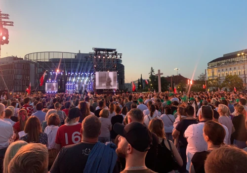 Koncert 1 sierpnia coraz bardziej przypomina telewizyjne widowisko. Warszawiacy pytają: gdzie podziało się wspólne śpiewanie?