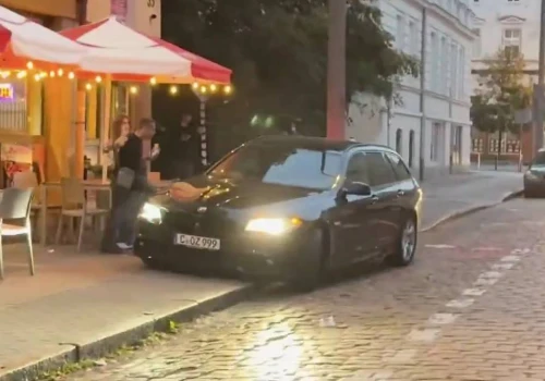 Pijany 17-latek urządził rajd ulicami Słupska. Wjechał w ogródek restauracji